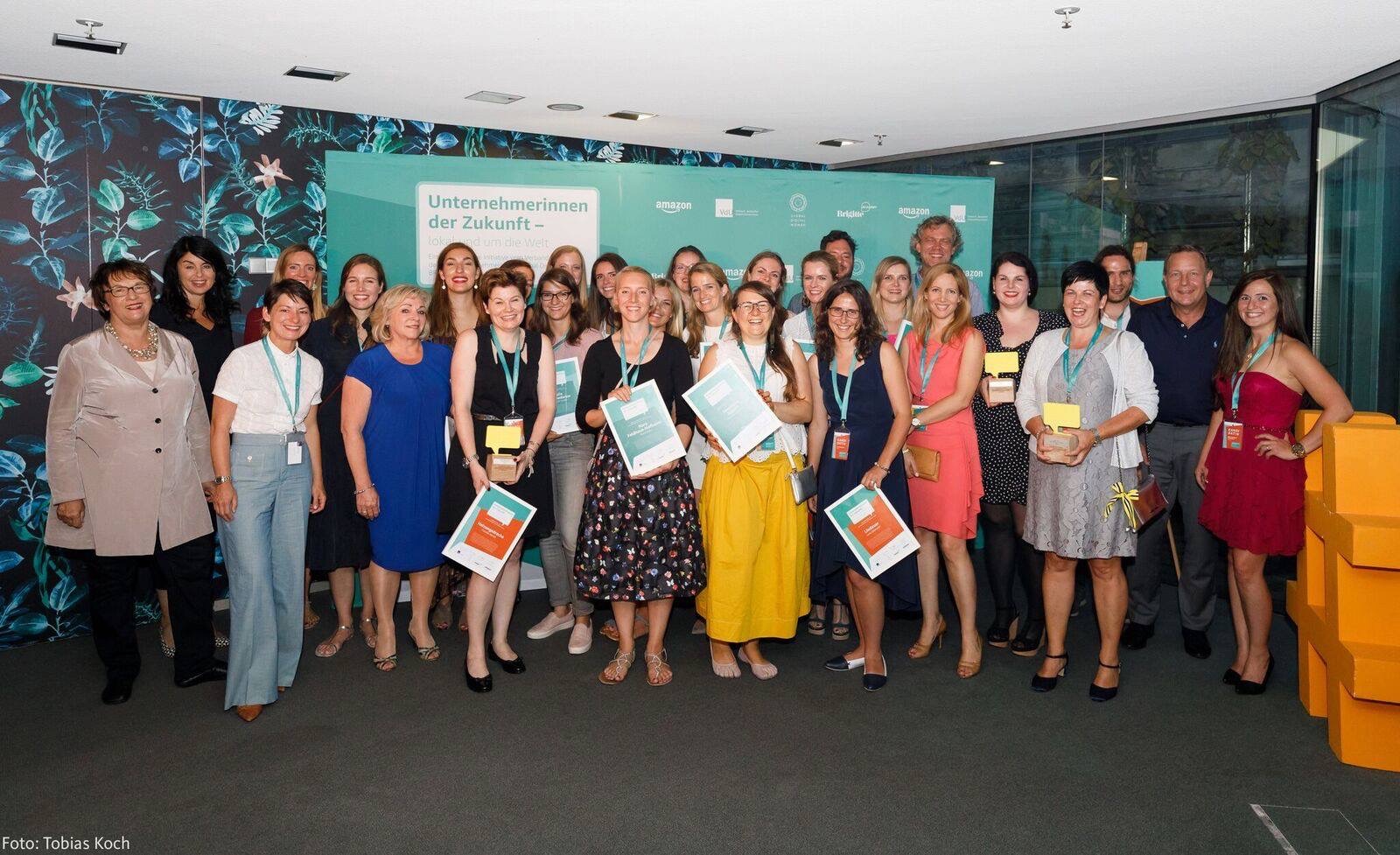 Gruppenfoto der Preisverleihung „Unternehmerinnen der Zukunft“ – Ines Spanier mit Auszeichnung in der vorderen Reihe