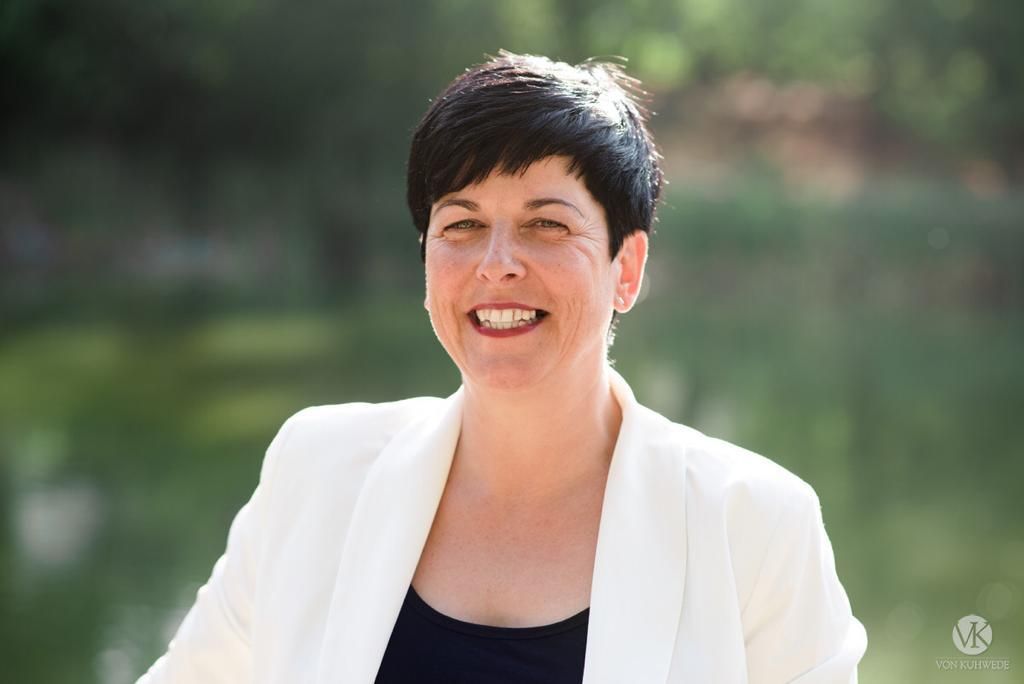 Porträt von Ines Spanier im weißen Blazer